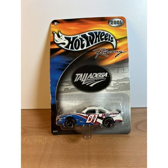 Hot Wheels 2001 Talladega Super Speedway - Picture 1 of 6